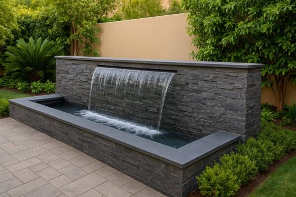 شلال مائي عصري ينساب فوق جدار حجري في حديقة بالرياض